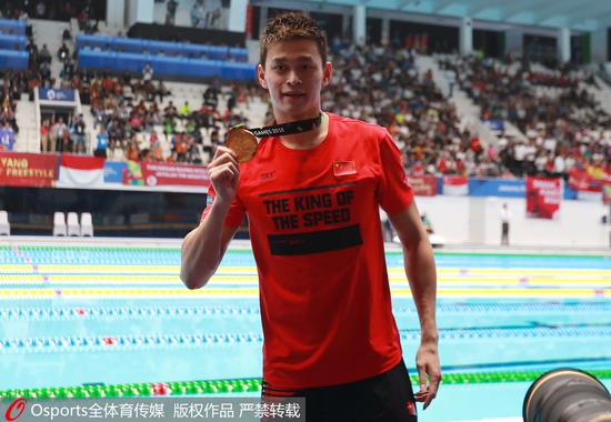 孙杨在泳池边展示金牌时，依旧穿着361°。