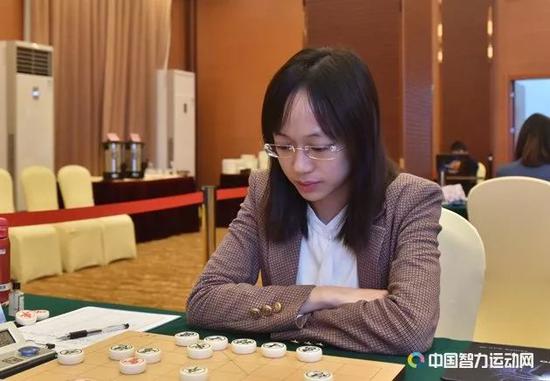 成都队梁妍婷与广州队时凤兰两位大师才貌双全,献上了一盘精彩对局