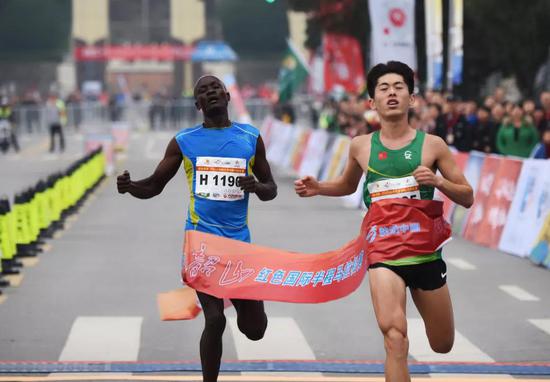 来自湘潭大学的林鑫率先冲线,夺得男子组冠军.