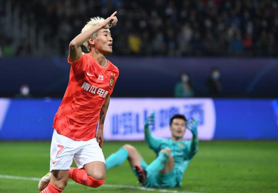  11月12日，广州恒大队球员韦世豪进球后庆祝。新华社记者李博摄