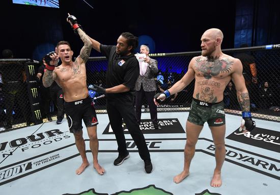 普瓦里尔站立终结“嘴炮”。图/UFC