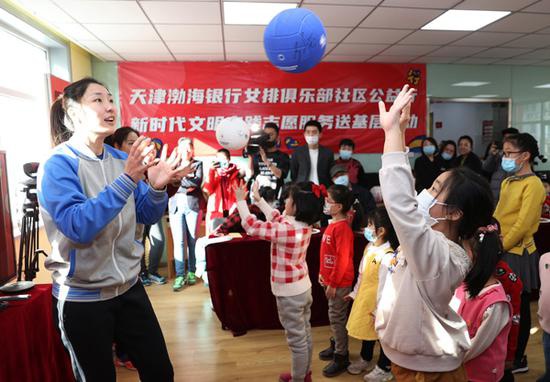 讲精神写福字 天津女排功勋球员进社区过小年