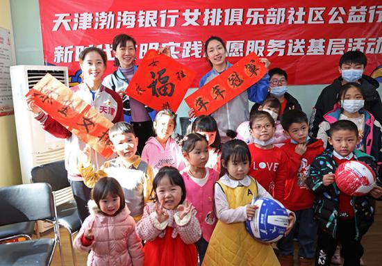 讲精神写福字 天津女排功勋球员进社区过小年