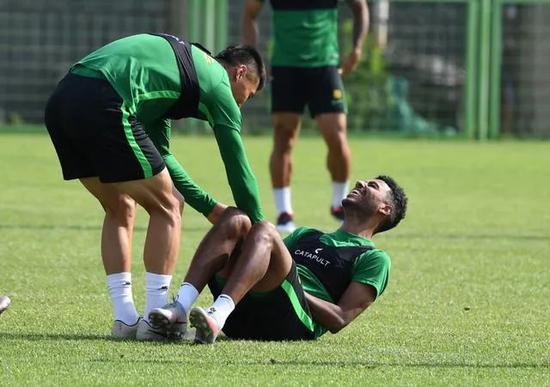 国安公开训练"首秀"备受关注 阿兰现身表