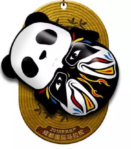 恰好是大熊猫的手臂与胸口黑色毛发部分脸谱的耳部,正好是大熊猫的