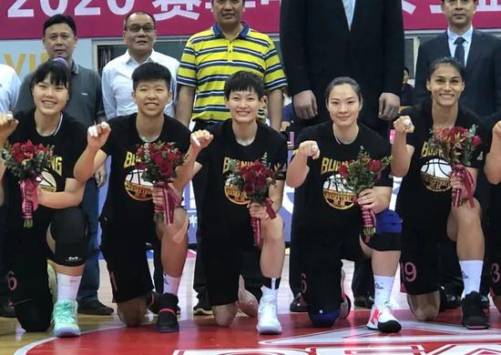 震撼！中国球员刷爆朋友圈！这六块腹肌。。