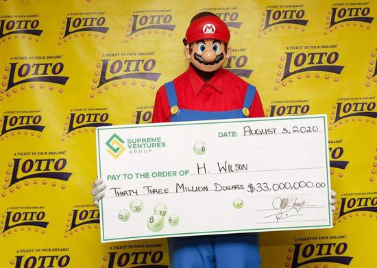 一位画家在近日赢得3300万牙买加元(约人民币176万元)的彩票巨奖,在