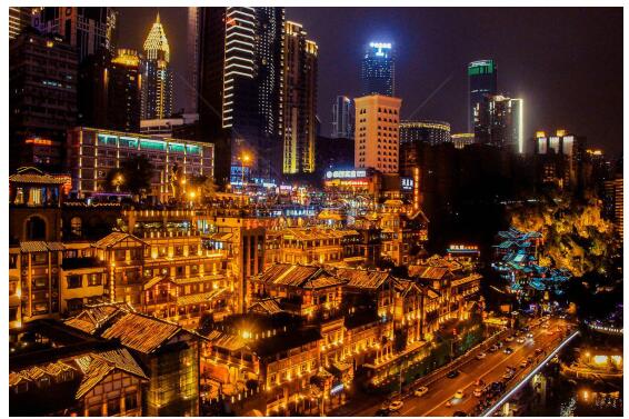 重庆旅游持续火爆洪崖洞奥陶纪景区吸引游客打卡