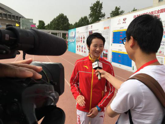 奥运冠军接受媒体采访