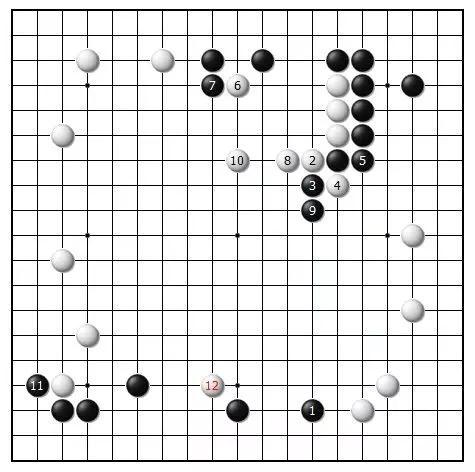 接下来，白棋在上方蓄力经营