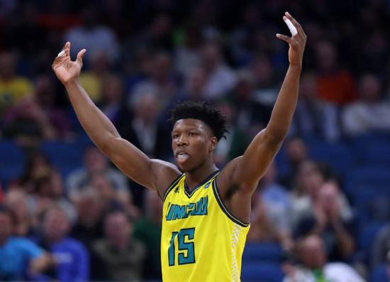 打起来了，爆发冲突，霍华德遭四人围剿！