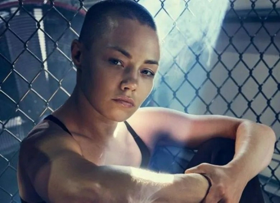 瘾后,于第六次卫冕赛中,碰到了剃去一头秀发,进化成"暴徒"归来的罗斯