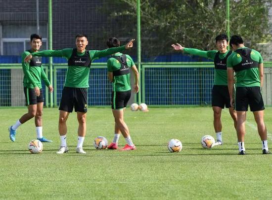 国安公开训练"首秀"备受关注 阿兰现身表