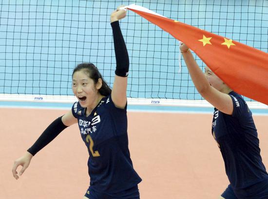朱婷(左)与队友庆祝成功。中国女排以10胜1负的战绩取得第12届女排世界杯冠军。新华社记者马平摄