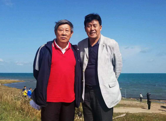 2018年，迟尚斌（右）与本文作者在青海湖合影。
