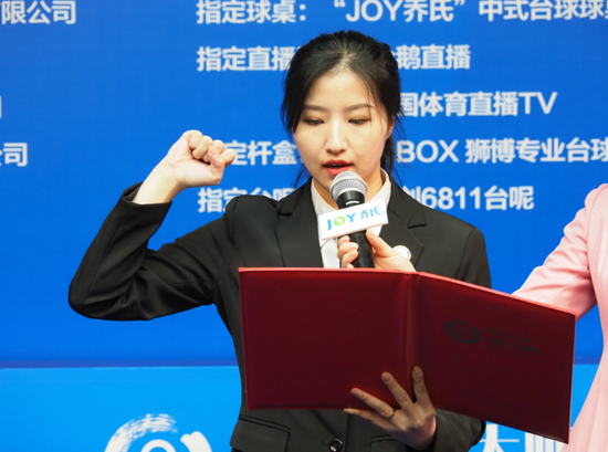 武汉站这位哽咽的68岁老人 是中式台球人的男神