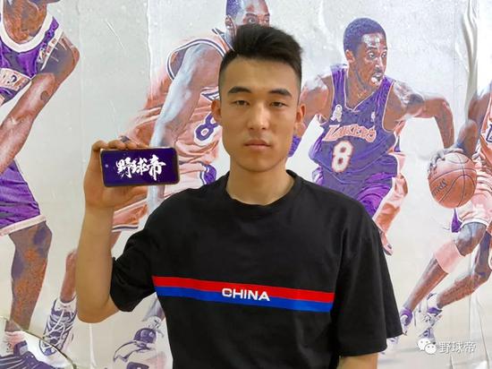 谁啊,还挺牛逼啊 颇有帝哥我当年的风范~ 定睛一看,卧槽,这不韩曙光么