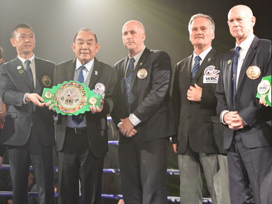 从左至右依次为:IBC主席、WBC中国区官方首席执行官宋科;WBC亚洲总部主席高逸将军;WBC亚洲总部基荣副秘书长;WBC总部副主席Daniel Suarez;WBC亚洲总部古悉秘书长