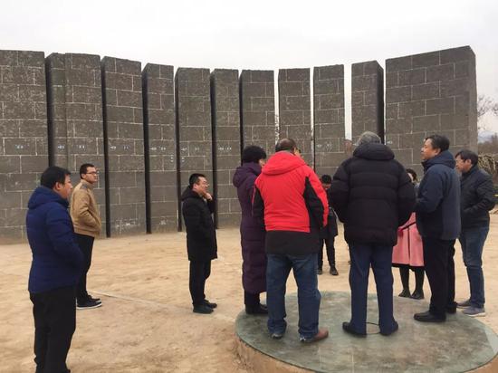 林建超等在陶寺观影台遗址考察