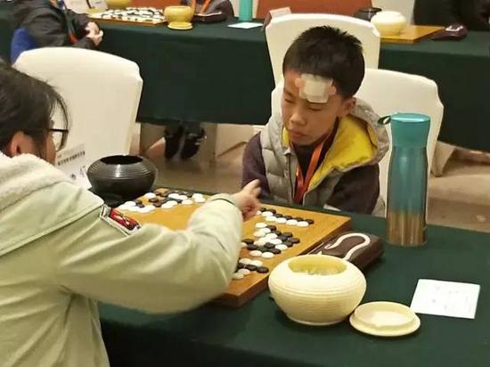  抱病出战的小棋手