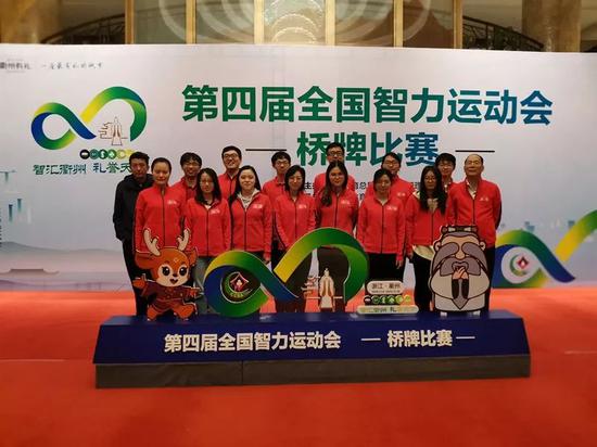 上海青年队合影：赵冰（前左一）、顾斯嘉（后左三）、缪本杰（后右二）、王晴枫（后左二）、陈思远（后右一）