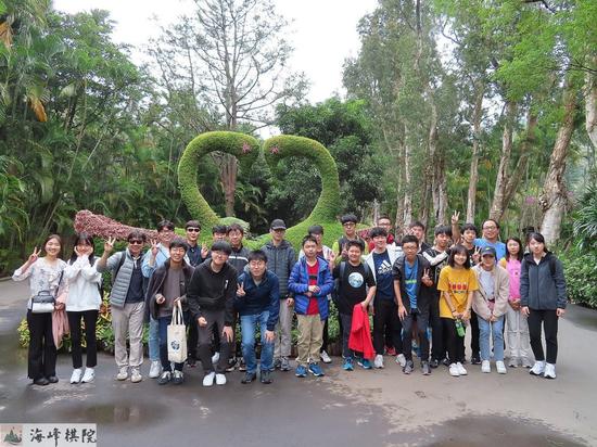 朴廷桓等韩国国家队一行人和台湾职业棋士前往士林官邸旅游
