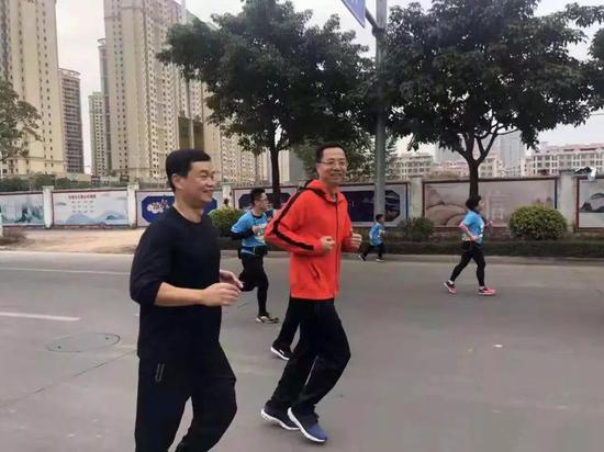 为河源点赞!市长领跑 副市长3小时17分关门完赛