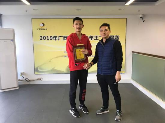 广西围棋新“少年王”出炉 王子华零封甘天澍夺