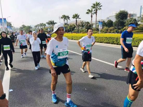 “百马小刘”厦马完赛 跑步60年把自己锻炼成中