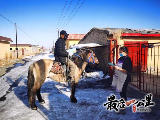 吐尔洪·吐尔逊给村民发传单，讲疫情防控知识