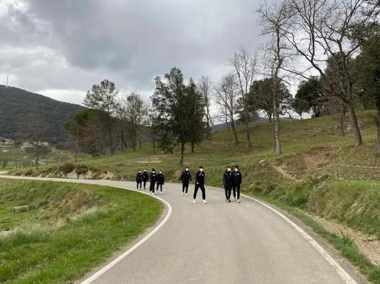 球队在西班牙的大山中。受访者供图。