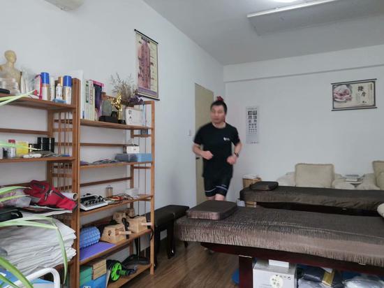 绕着房间也能跑马！浙江“大神”一个月跑500公