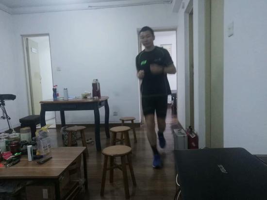 绕着房间也能跑马！浙江“大神”一个月跑500公