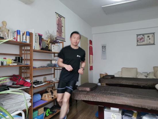 绕着房间也能跑马！浙江“大神”一个月跑500公