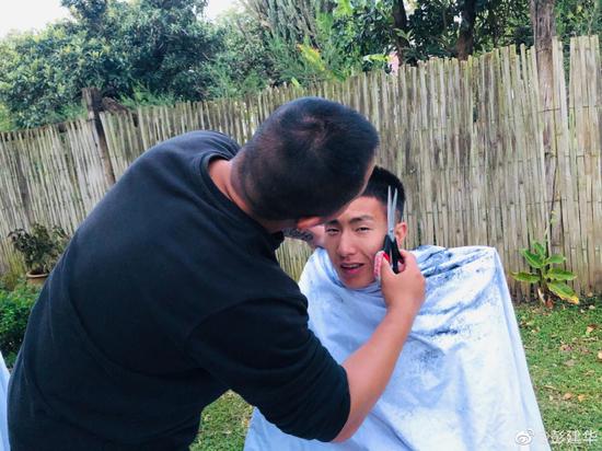 外训期间，彭建华请工作人员帮忙理发。图/社交媒体