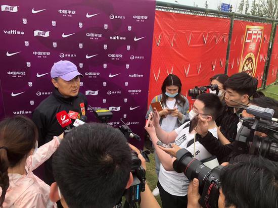 中国女足主帅贾秀全接受媒体采访。