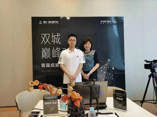 首届成渝围棋擂台赛 重庆小将何语涵成功守擂