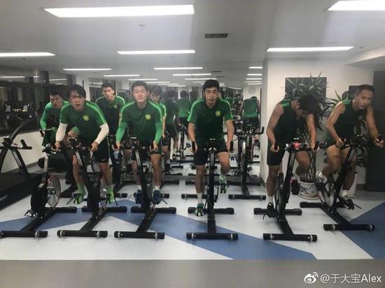 ▲北京中赫国安队球员使用动感单车训练。图据足球运动员于大宝微博
