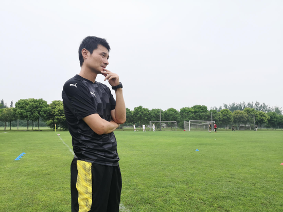 　李毅在成都谢菲联足球基地带队训练。