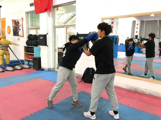 中国女子举重队创新体能训练模式 “玩”拳击强化核心力量