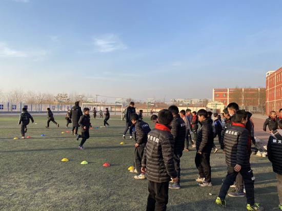 图为恒利俱乐部派足球教练员到平罗县乡镇小学陶乐二小进行训练指导。