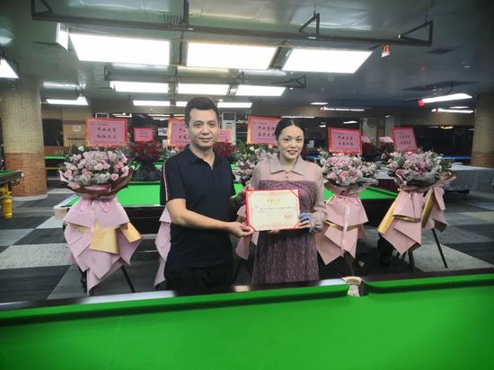 做过多年琴行培训的谢国红,很善于融会贯通,在很多人还不能理解中式