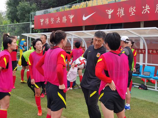 7月10日，中国女足主教练贾秀全（中）在公开训练课前指导队员。新华社记者丁旭摄