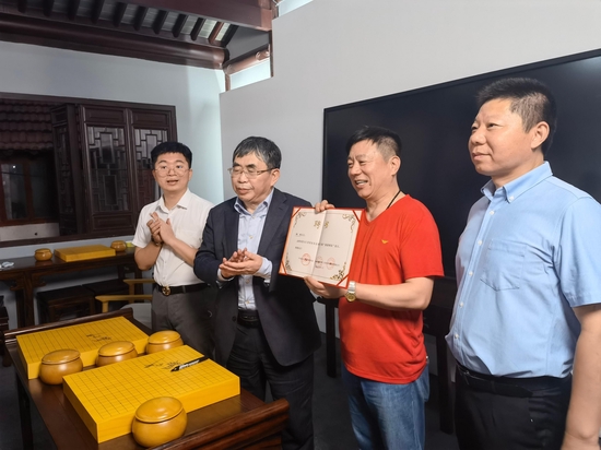 聂卫平为杨斌颁发聘书