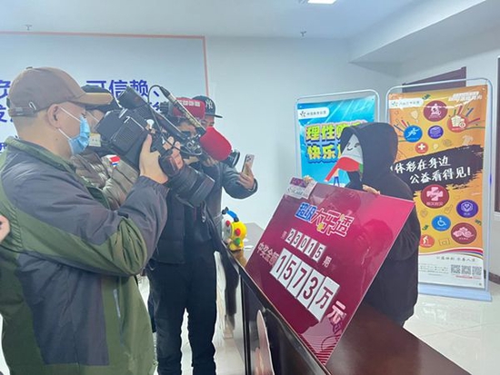 大奖得主接管媒体采访
