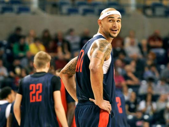 湖人“基石”萨克雷，去开挖掘机了...