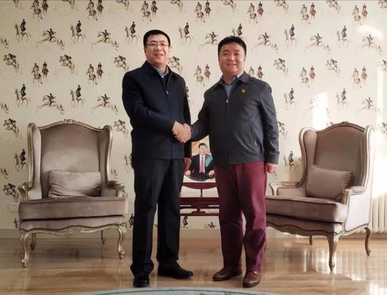中国马会书记、秘书长岳高峰（右）和锡林浩特市委书记张锦明
