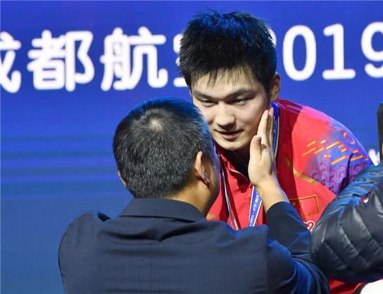 刘国梁拍了拍樊振东的脸。