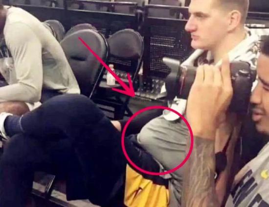 打起来了，爆发冲突，霍华德遭四人围剿！