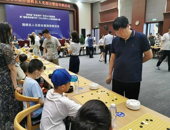 俞斌指导小朋友